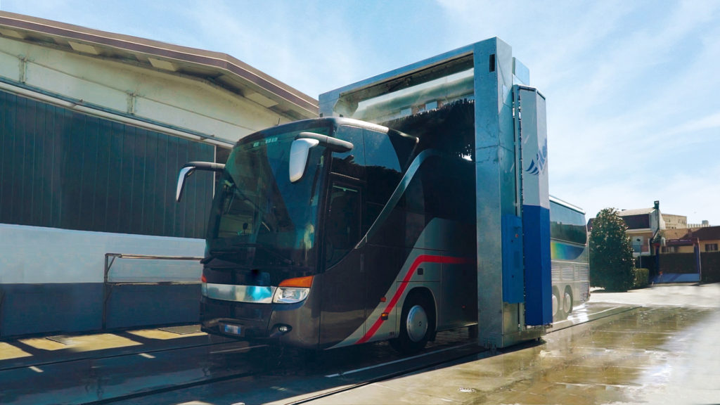 Lavaggio autobus con sistema a portale Omega Wash