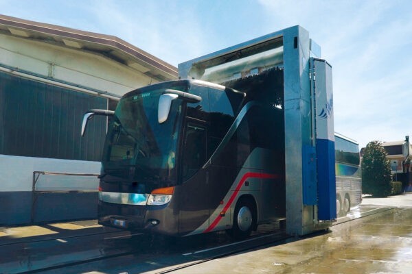 Omega-Wash-bus-chiesa2-600×400